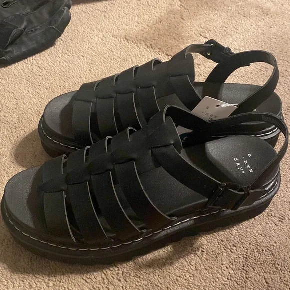 Platform Sandals - Picture 2 of 3